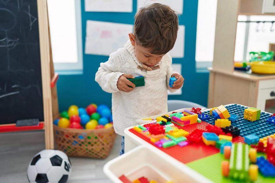 Benefícios do Uso da Estante de Brinquedos Montessori no Desenvolvimento da Criança Benefícios do Uso da Estante de Brinquedos Montessori no Desenvolvimento da Criança