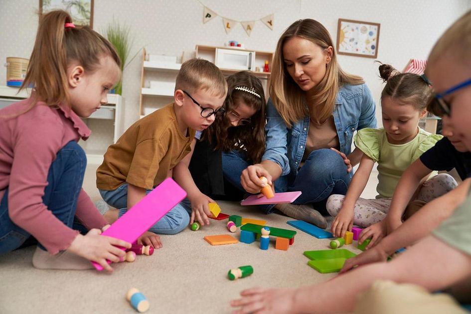 Entendendo o Método Montessori e a Organização dos Brinquedos Entendendo o Método Montessori e a Organização dos Brinquedos