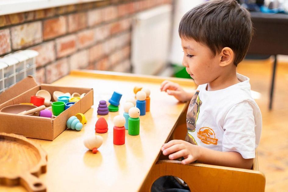 Explorando o Mundo Montessori com Brinquedos em Feltro Explorando o Mundo Montessori com Brinquedos em Feltro
