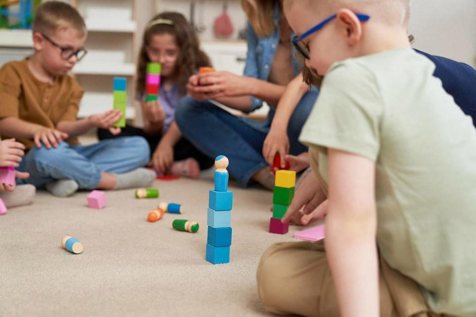 Explorando os primeiros materiais didáticos de Maria Montessori