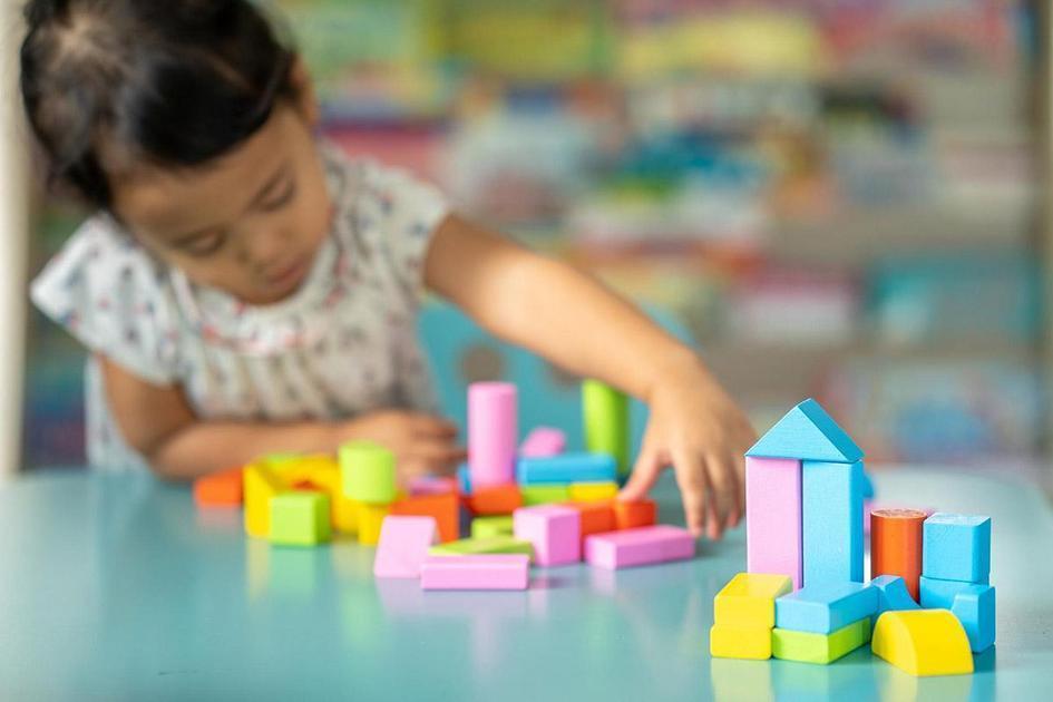 Qual foi o material didático criado por Maria Montessori?